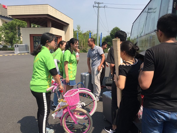 党员从迎新大巴上接到新生及家长.jpg