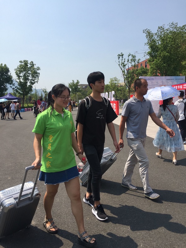 党员送新生及家长从报到点到宿舍楼.jpg
