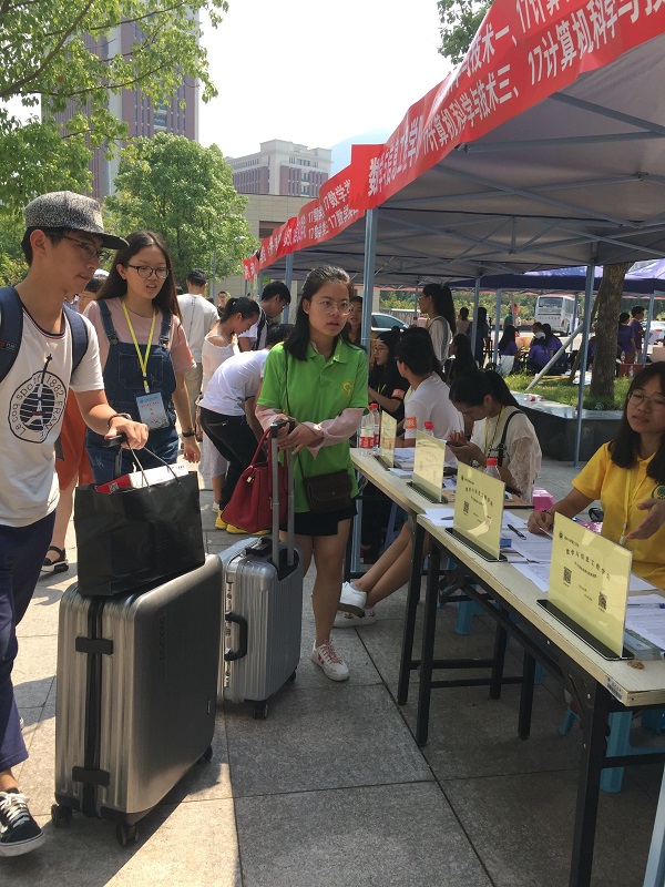 党员引导新生办理报到手续.jpg