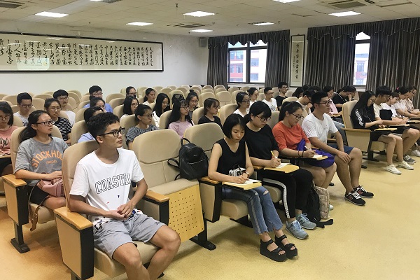 各党员认真听讲并仔细做笔记.jpg
