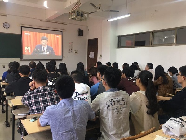 师生党员观看十九大现场2.jpg