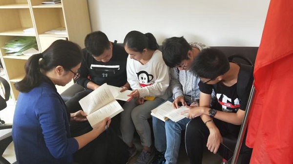 薛小卯老师与学生交流.jpg
