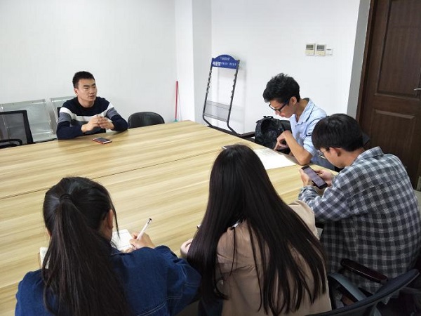 法琦老师与学生探讨辩论赛话题.jpg