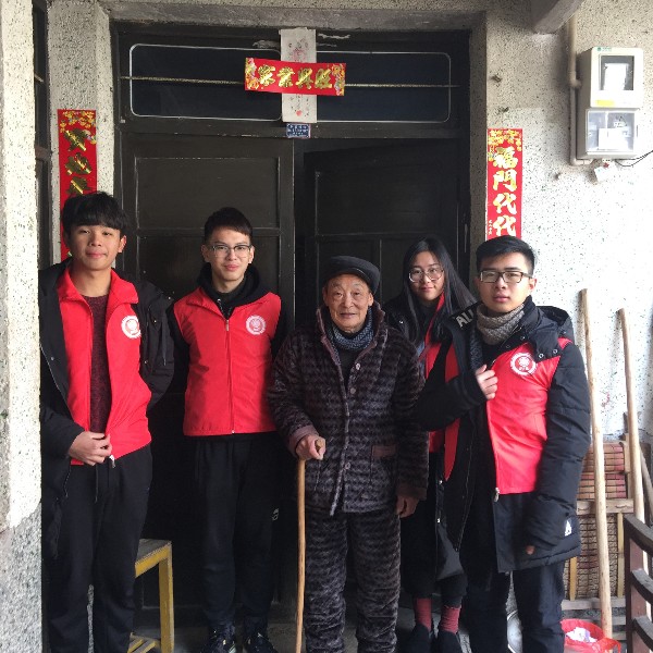 慰问孤寡老人.jpg