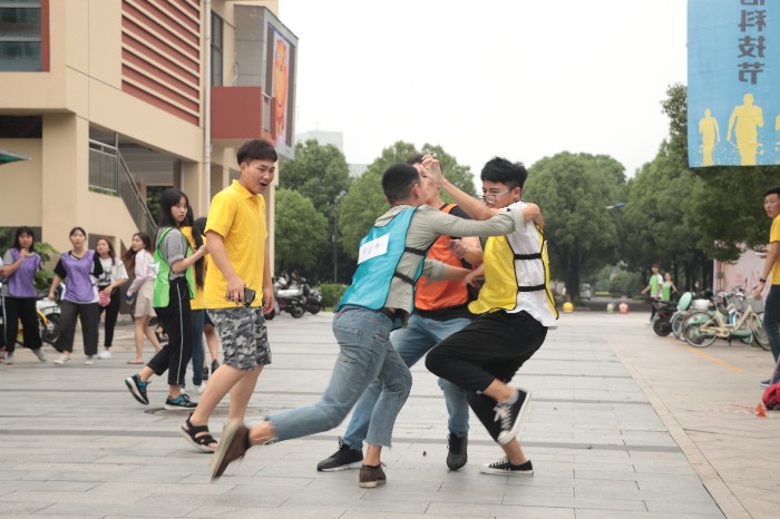 毒圈撕名牌1.jpg