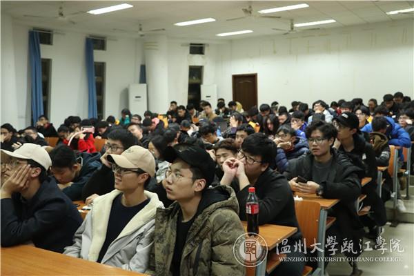 同学们认真听讲.jpg