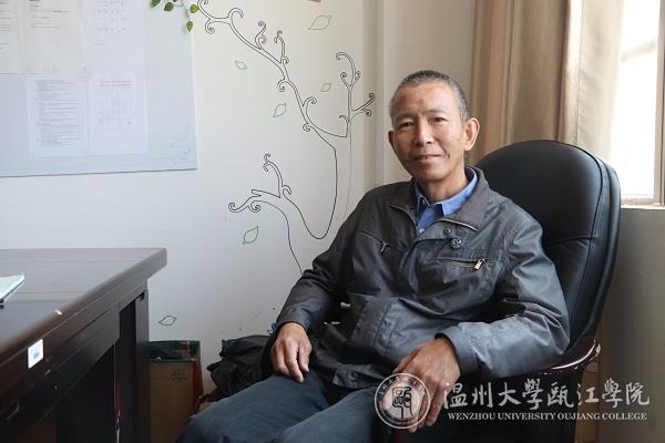 欧建光老师参加微笑展.jpg