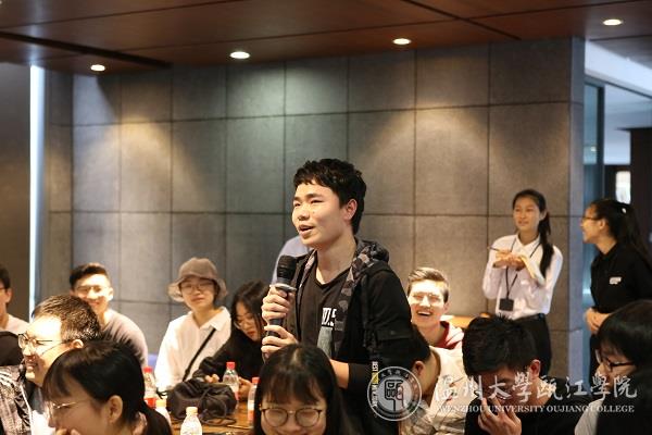 与会学员向负责人请教问题.jpg