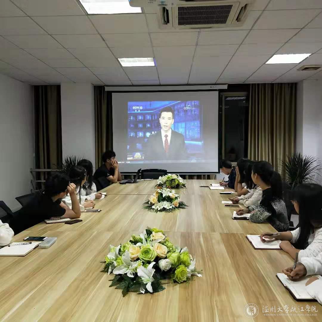 观看陈立群视频报道.jpg