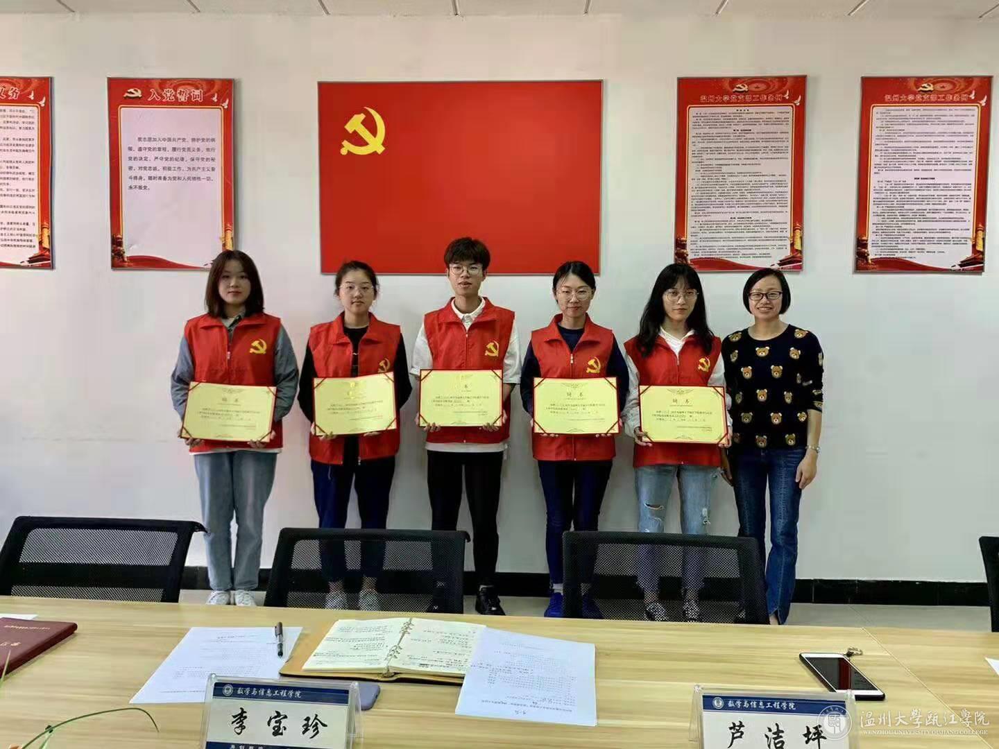 各部门部长接过聘书.jpg