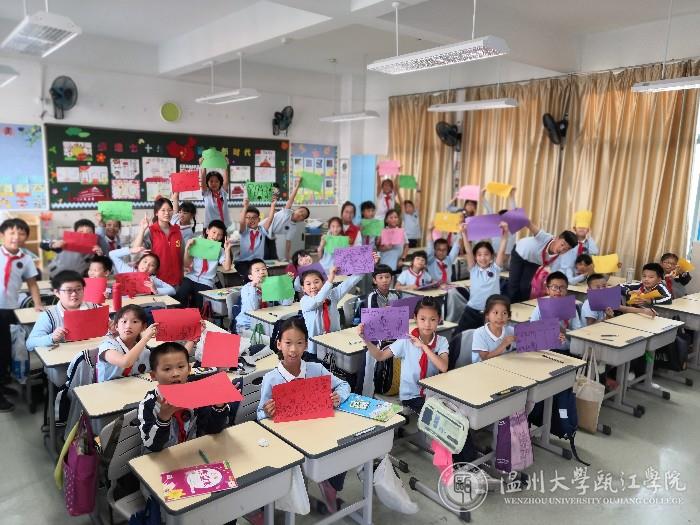 学生们展示自己的作品.jpg