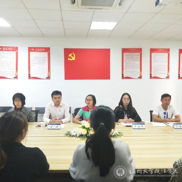 李宝珍老师发表讲话.jpg