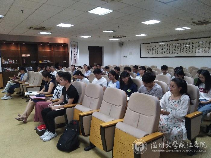 党员们认真听讲.jpg