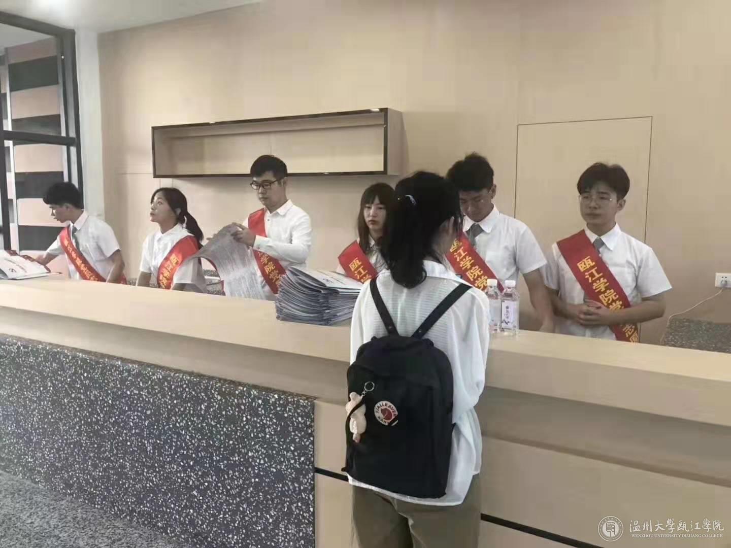 志愿者耐心为新生讲解.jpg