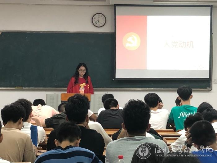 学生党员向新生宣讲党务.jpg