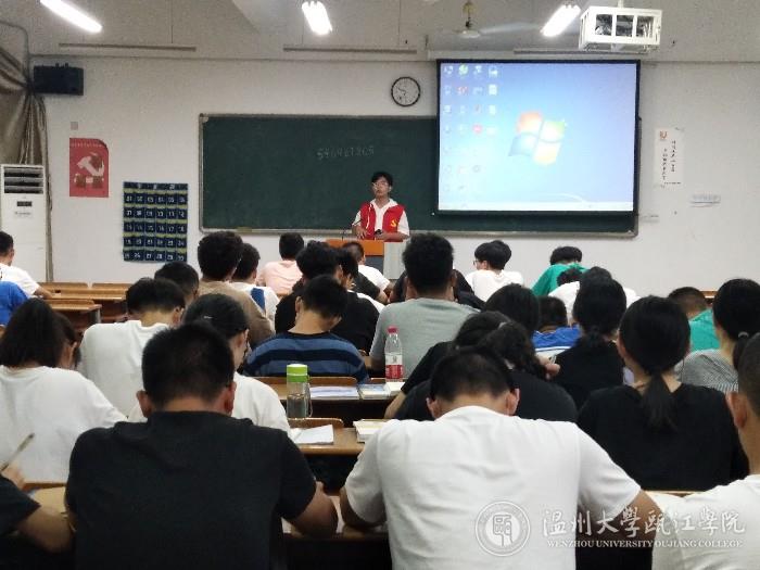 学生党员向新生宣讲党务知识.jpg