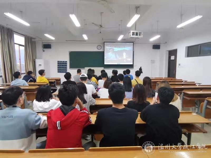 学生们认真观看视频.jpg