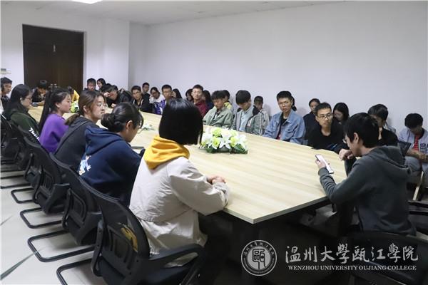 同学们认真听讲.jpg