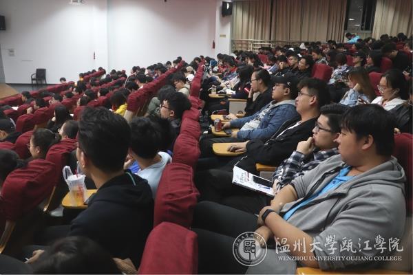 同学们认真听讲.jpg