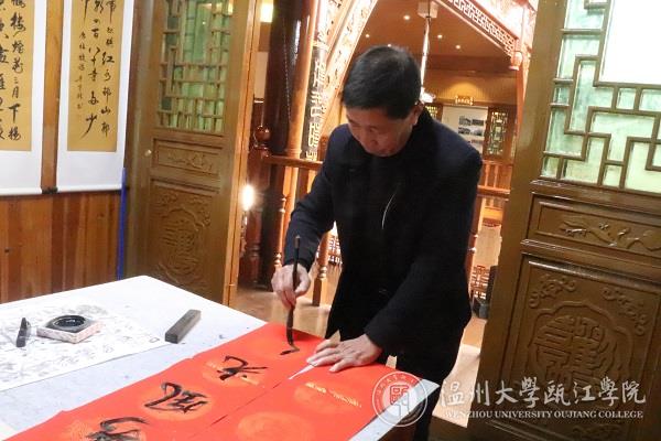 书写对联.JPG