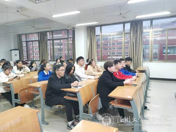 同学们认真听讲.jpg